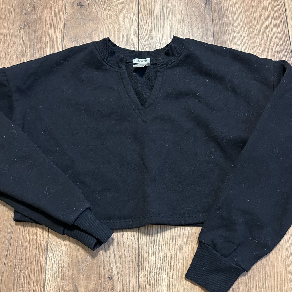 Bozzolo Black V-Neck Cropped Sweater